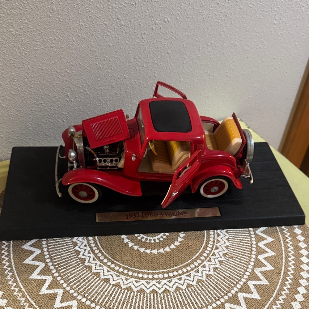 Road Legends 1932 Ford 3 Window Red Model Car Collectible Diecast
